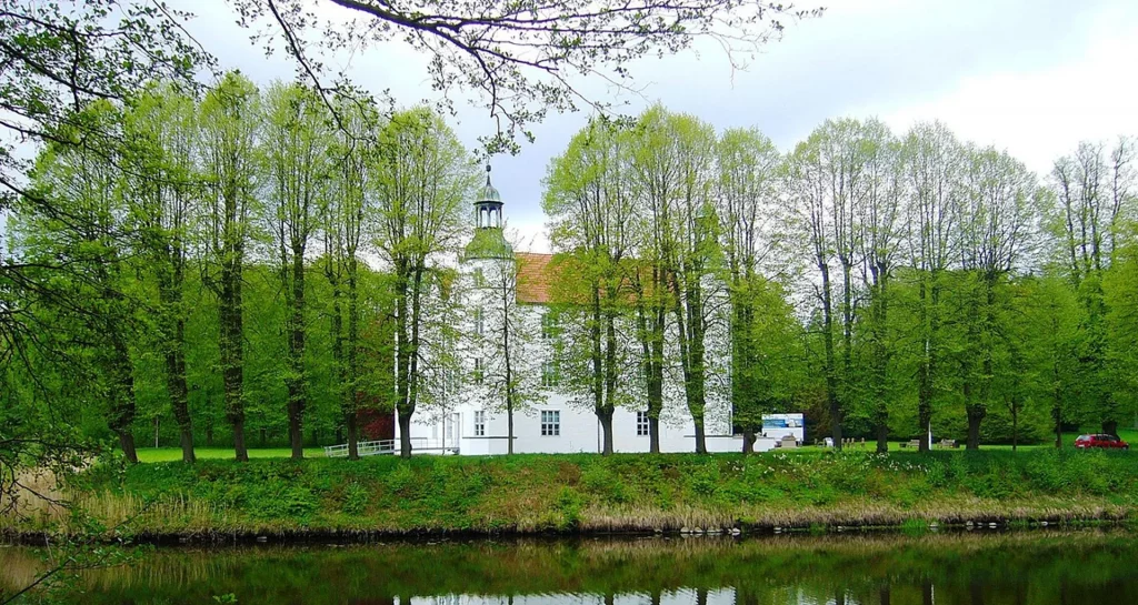 Schloss in Ahrensburg, als Symbolbild für die hochwertige Arbeit der Steuerkanzlei in Ahrensburg und Steuerberatung für mittelständische Unternehmen